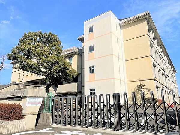 厚木市立森の里中学校（450m）