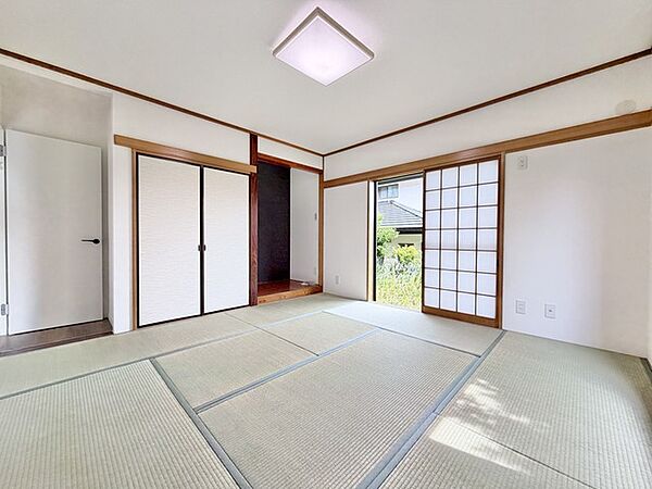 1階には8帖の和室もございます。和室は心安らぐ素敵な空間です。リビングでくつろぐもよし。和室でくつろぐも良し。ごゆっくりとおくつろぎください。