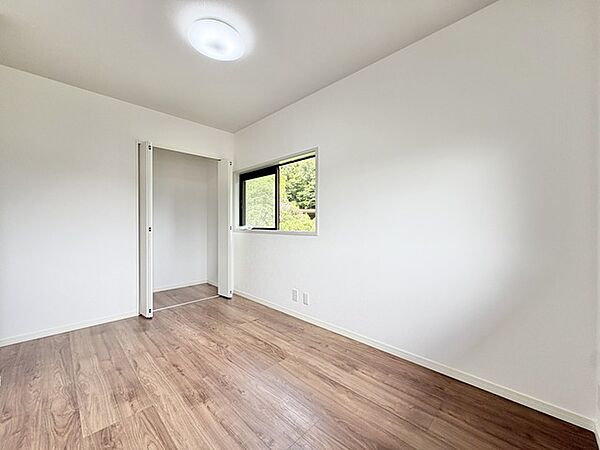2面採光のため明るいお部屋となっております。また、全居室収納を完備しておりますのでお部屋を最大限に広くお使い頂けます。