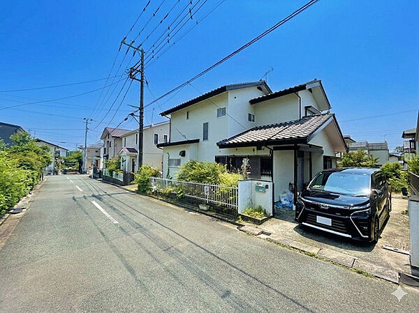 複数台の駐車や南庭も設計可能な広々とした土地です。現地の見学も可能ですのでお気軽にお問い合わせをお待ちしております♪