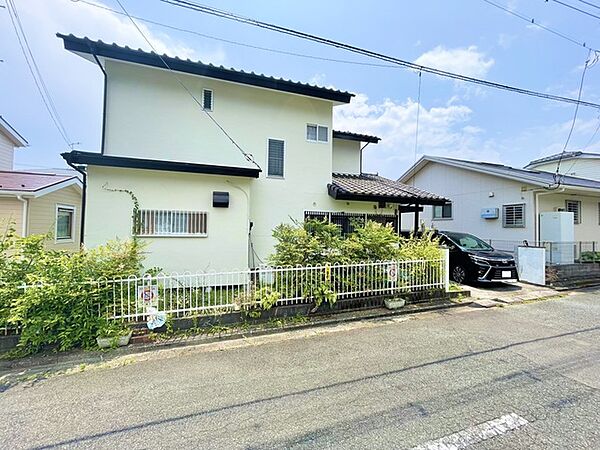 前面道路から本地までは高低差が無い整形地となっております。