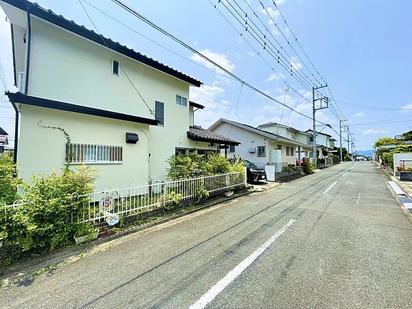 お子様やペットの為にお庭に芝を敷くことも・ウッドデッキを設置することも可能です。皆様が過ごしやすいよう楽しんでください