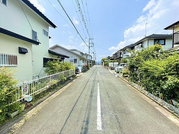 前面道路は約6.2ｍあり、広々とした道幅となっております