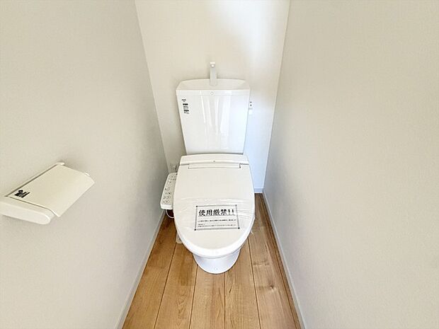 ■ウォシュレット付きトイレ 洗浄機能・脱臭機能を完備、開口窓も設け清潔な室内にすることが可能です。