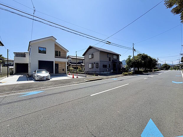目の前の道路の広さも安心できる広さがあり、歩道もあります。 お子様の通学も安心です。
