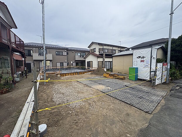 駐車2台以上可能なゆとりある敷地になります。実際のサイズはぜひ現地にてご確認下さい。きっとお写真では伝わらない良さがお分かりいただけます。
