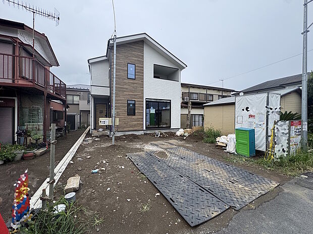 駐車2台以上可能なゆとりある敷地になります。実際のサイズはぜひ現地にてご確認下さい。きっとお写真では伝わらない良さがお分かりいただけます。
