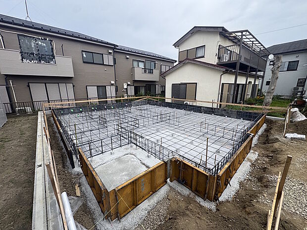 前面は比較的交通量の少ない道路となっておりますので、お車の運転が少し心配な方も落ち着いて駐車することが出来そうです。