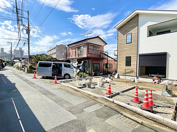 駐車2台以上可能なゆとりある敷地になります。実際のサイズはぜひ現地にてご確認下さい。きっとお写真では伝わらない良さがお分かりいただけます。
