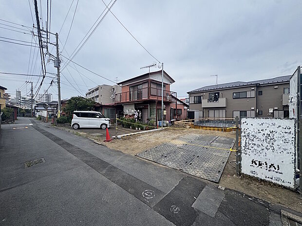 前面は幅員がしっかりと取れておりますので、お車の運転が少し心配な方も落ち着いて運転できそうです。