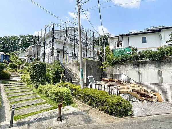 通路の階段があり、建物にも囲まれず開放感あります。