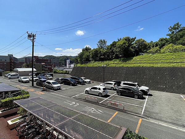 駐車場利用料は月額6、500円です。（7月15日現在空き有）