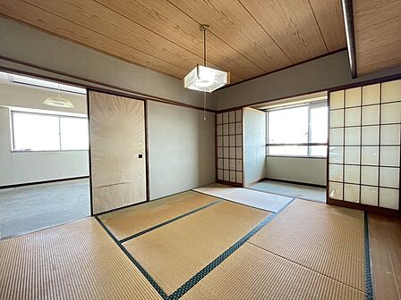 どこか懐かしさを感じさせる落ち着いた空間の和室は、素足で歩けば自然と肩の力が抜け、心安らぐひとときを演出します。