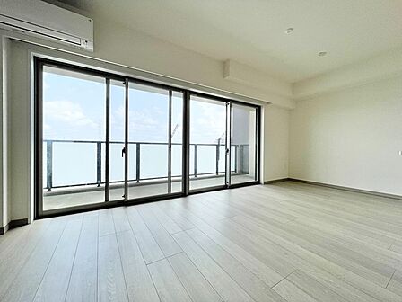リビングスペースには大きな窓があるため、開放的な空間を感じることができるマンションとなっております。 まずはお気軽にお問い合わせをお待ちしております!
