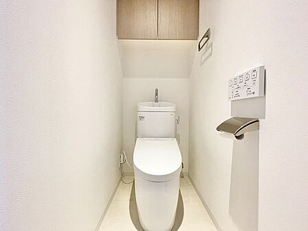 温水洗浄、暖房便座等の多機能を備えた洗浄機付き便座となります。清潔感と使い心地に配慮された設計です。