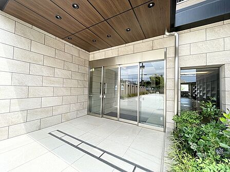 道路面からは奥行23mのエントランスアプローチを設計し、気持ちをリフレッシュできるようなデザインとなります。