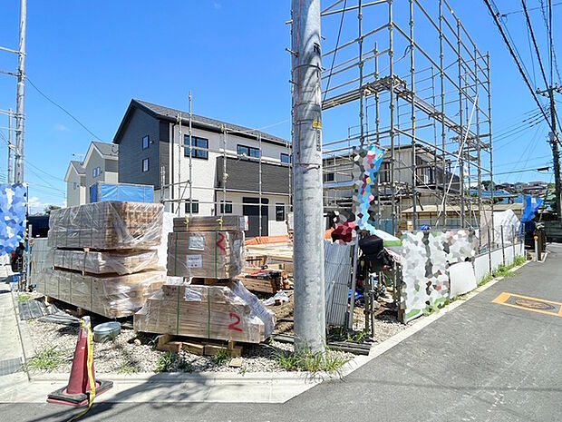 これから基礎工事が進み、少しずつ“わが家”の形が見えてくるワクワクの現地。完成後の暮らしを想像しながら、陽当たりや周辺環境もチェックできます。