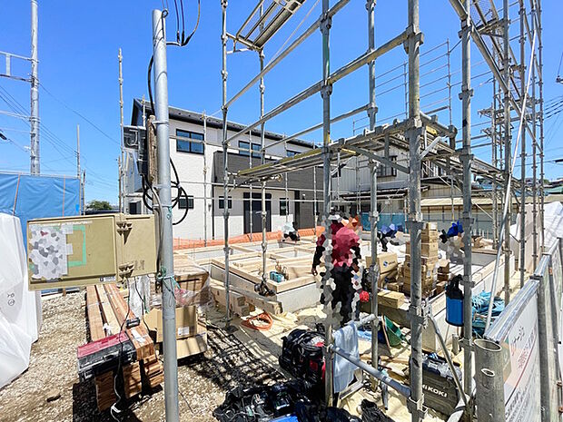 【いよいよ着工】穏やかな街並みに誕生する、光あふれる新築一戸建て。 空が広く感じられる開放的な角地風のロケーション。前面道路もフラットで、日々の駐車もスムーズです。