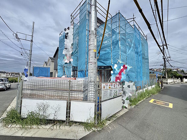 【建築中ならではの安心感】確かな施工でつくる家族の理想のマイホーム。 閑静な住宅街で一際目を引く、明るく開放的な敷地。前面道路がすっきりしており、小さなお子様がいるご家庭も安心の住環境です。