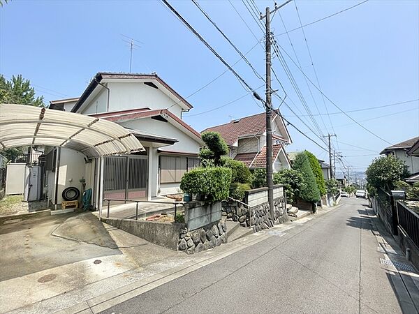 居住者しか基本通らない道路です。 車通りも少なく閑静な住宅街です。