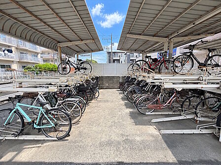 駐輪場スペースには屋根がございますので、大切な自転車も安心出来そうです。