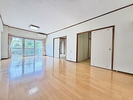 リビング横には、6.0帖と4.5帖の和室がございます。小田急線「東林間」駅徒歩8分、小田急線「相模大野」駅徒歩15分のこちらの住宅を夢のマイホームにいかがでしょうか。