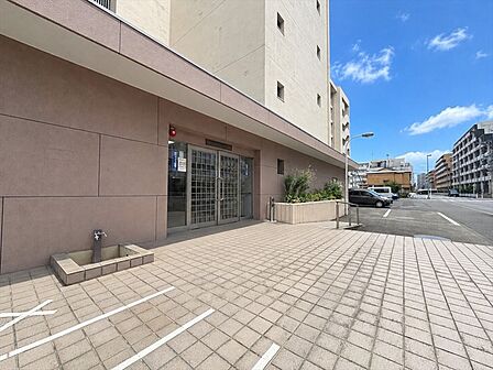 比較的段差も少なく、スロープも完備しております。駅徒歩も8分のため、生活環境も比較的良好です。