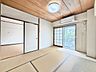 室内：リビング横の約6帖の和室になります。リビングでくつろぐも良し。和室でくつろぐも良し。ごゆっくりとおくつろぎいただける住宅になります。