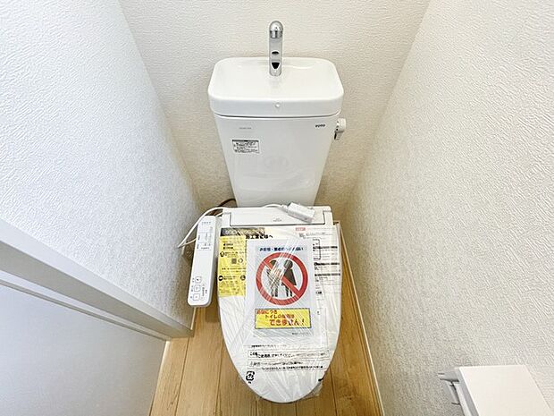 すっきりと整えられた清潔感のある空間が広がり、毎日の暮らしを心地よくサポートしてくれる落ち着いたトイレです。
