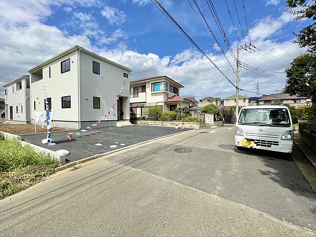 【着々と進行中!】基礎からしっかり造る、安心品質のデザイナーズ住宅。 遮るものがなく、青空が心地よく広がる開放的な敷地。閑静な住宅街の一角で、一邸一邸丁寧に建築が進んでいます。