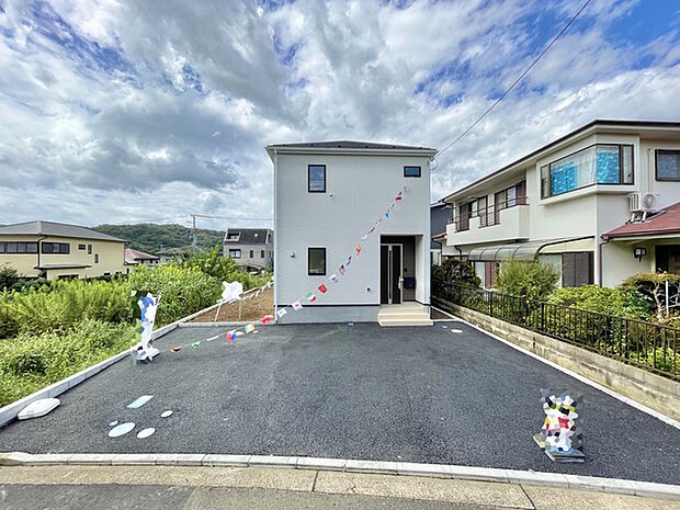 現在建築中の新築住宅です。 最新の耐震基準・断熱性能を備えた安心の住宅仕様。 完成後の内覧予約も承っていますので、ぜひお問合せください。