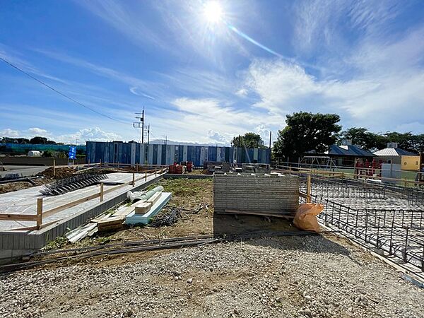 ■耐震 ＋ 制震の家 当社の2階建分譲住宅は、建築基準法で定められた壁量の1.5倍に達する十分な性能を誇っています。さらにその耐久性を上げるために、共同開発による制震装置(SAFE365)を完成。