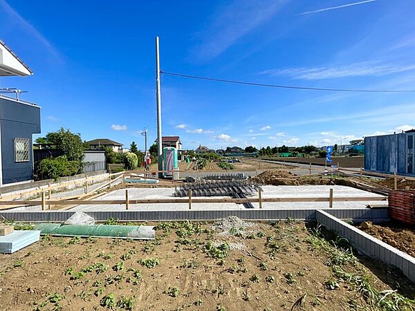 閑静なエリアです。 お庭部分で家庭菜園なども楽しめます。