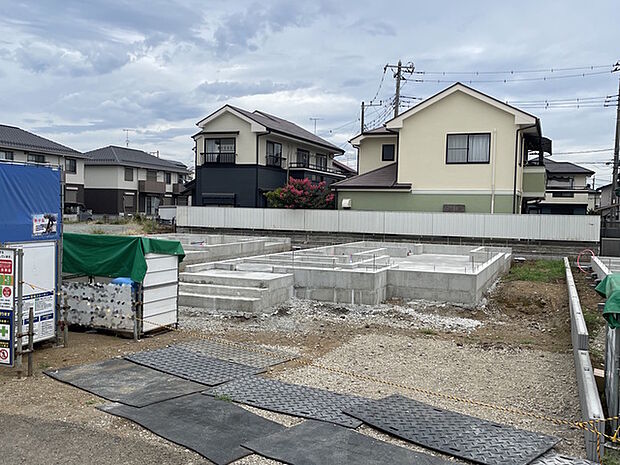 キッチンは天井デザインで空間を仕切りメリハリを演出。