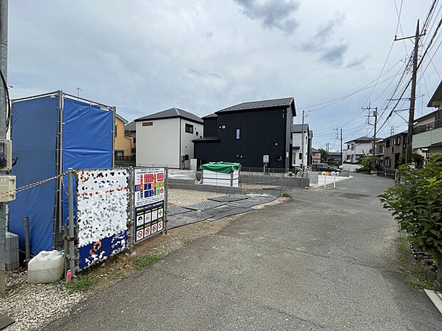 前面道路は比較的交通量が少なく、落ち着いて駐車いただけます。