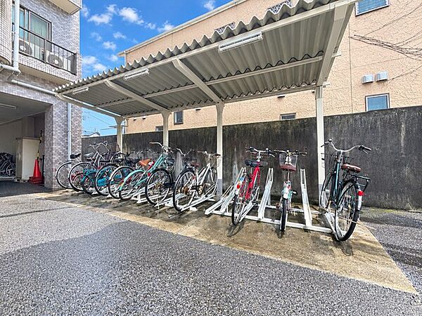 屋根付きの駐輪場になりますので、比較的小雨や紫外線から大切な自転車をお守りします。