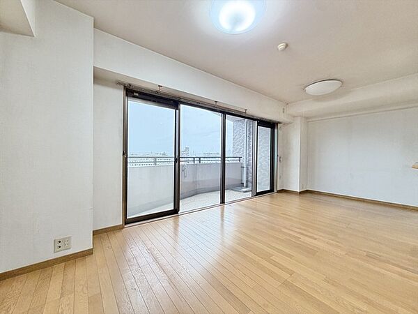 リビングダイニングには大きな窓がございます。南向きの住戸となりますので明るい日差しがしっかりと入ってきます。