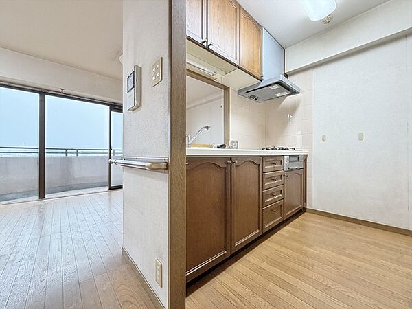 対面式キッチンは、お料理しながらご家族を見守れる素敵な間取りになります。上部や足元に加えて、背面にも収納がございますので安心出来そうです。
