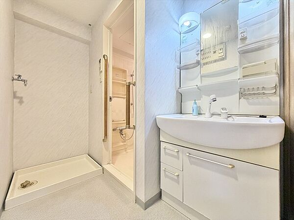 洗面室には、洗濯置き場と洗面台を完備しております。洗面台は鏡横と足元にも収納がございますのでスッキリとお使い頂けます。
