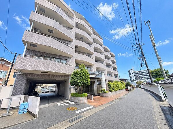 前面道路は比較的交通量の少ない道路となっておりますので、お車の運転が少し心配な方も落ち着いて走行可能です。