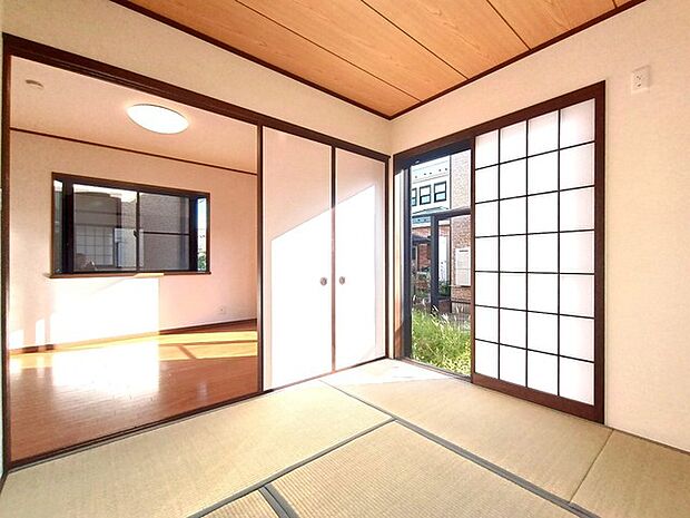来客の際には、LDKと和室の間の扉を開けることで、開放感あふれる空間に！ どちらの居室にも大きな窓がある為、リビング全体が明るい陽光に包まれます。 
