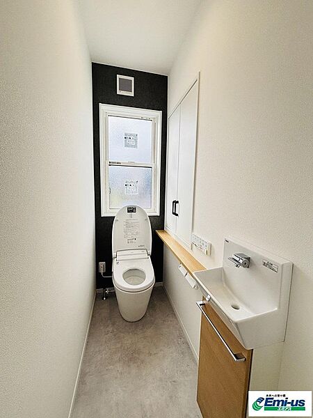 １階トイレには、扉付き収納、独立手洗い付き。