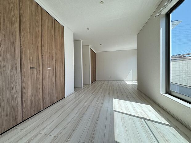 〜Room〜十分な広さの寝室は出入り口が2カ所あり、大きな洋室としての利用の他、仕切りを入れて5LDKにも対応できます。