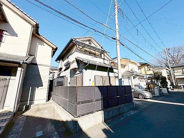両面道路の開放感が魅力的。隣地と距離があり、ゆったりとした生活を。通風の良い気持ち良い住環境です。