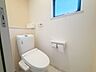 トイレ：小窓がついたトイレは、自然光が差し込み、明るく開放感のある空間に。換気も良好で、湿気や臭いを気にせず快適に過ごせます。清潔感のある落ち着いた空間で、日常の中でも心地よい時間を提供します。