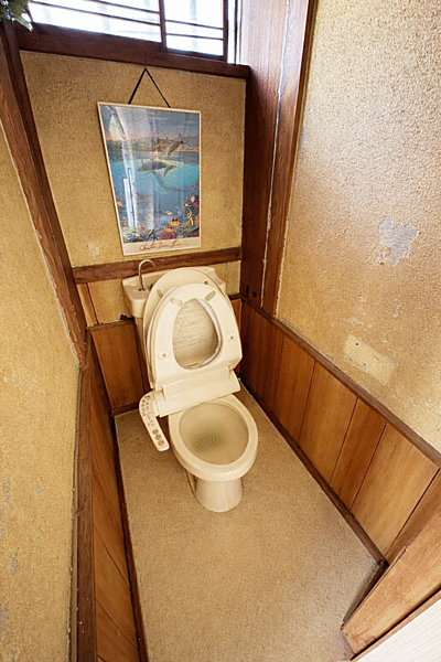 シンプルな内装のスッキリとしたトイレです。お手入れやお掃除が、簡単にできるシンプルなデザインのトイレです。※家具等を消したCG画像です。