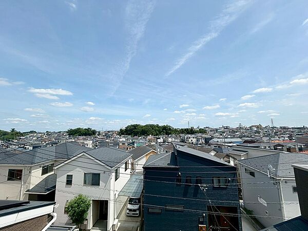 周囲を見渡せる眺望が、住まいにゆとりと安らぎを演出。時間帯によって表情が変わる景色も楽しめます。