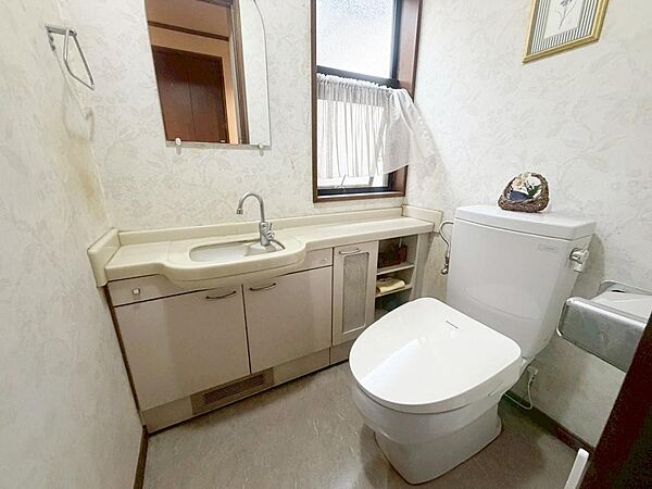 手洗いと便利な収納スペース付きトイレで、清掃用具や日用品もすっきり整理。快適で清潔感あふれる空間が保てます。