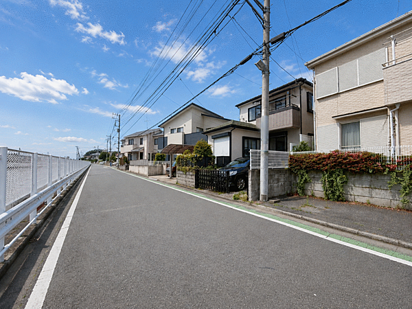 車通りの少ない落ち着いた環境。お車の出し入れも落ち着いてできる、ゆったりとした環境です。現地にて是非環境をお確かめください。