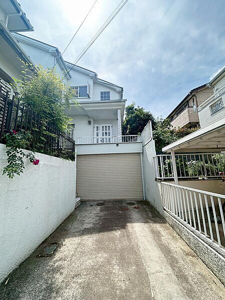 周囲に高い建物もなく開放的な立地です。